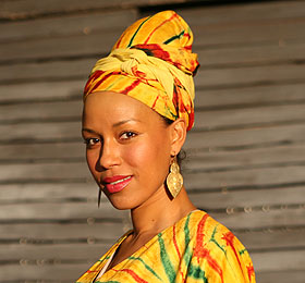 Dominique Siassia als Winnie Mandela  © Theatergastspiele Kempf