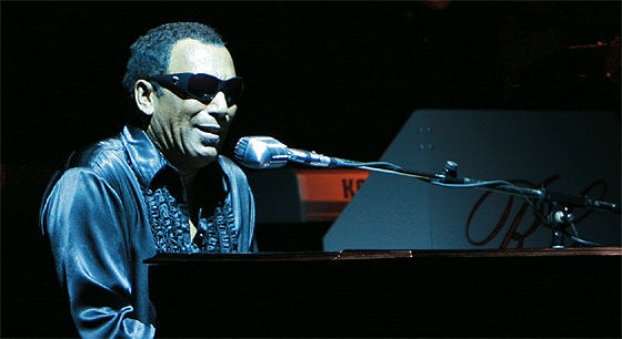 Ron Williams als Ray Charles  - © Theatergastspiele Kempf GmbH